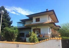 5 Stanze da Letto Stanze da Letto, ,3 BathroomsBathrooms,Villa,Vendita,1013